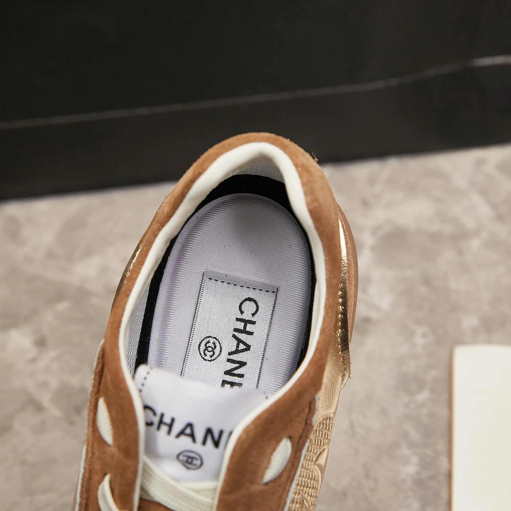 👟👟Ex-factory price 560👟👟 Chanel Grandma 2024 counter top casual sports shoes This classic design; the upper is electro-embroidered with a variety of techniques; the outsole is fashionable and sporty; it is unusual to incorporate a variety of color matching elements... The diversified mix and match is very good-looking and versatile, casual, fashionable, sports and outdoor can be taken into account... ꫛꫀꪝ Go➫ Material: ❶Upper is made of: Original imported high silk cow suede + small fragrance fabric ❷Inner lining: original imported breathable sheepskin lining ❸Outsole based on: original TPU combination outsole Special counter boutique packaging complete set for women 35–41